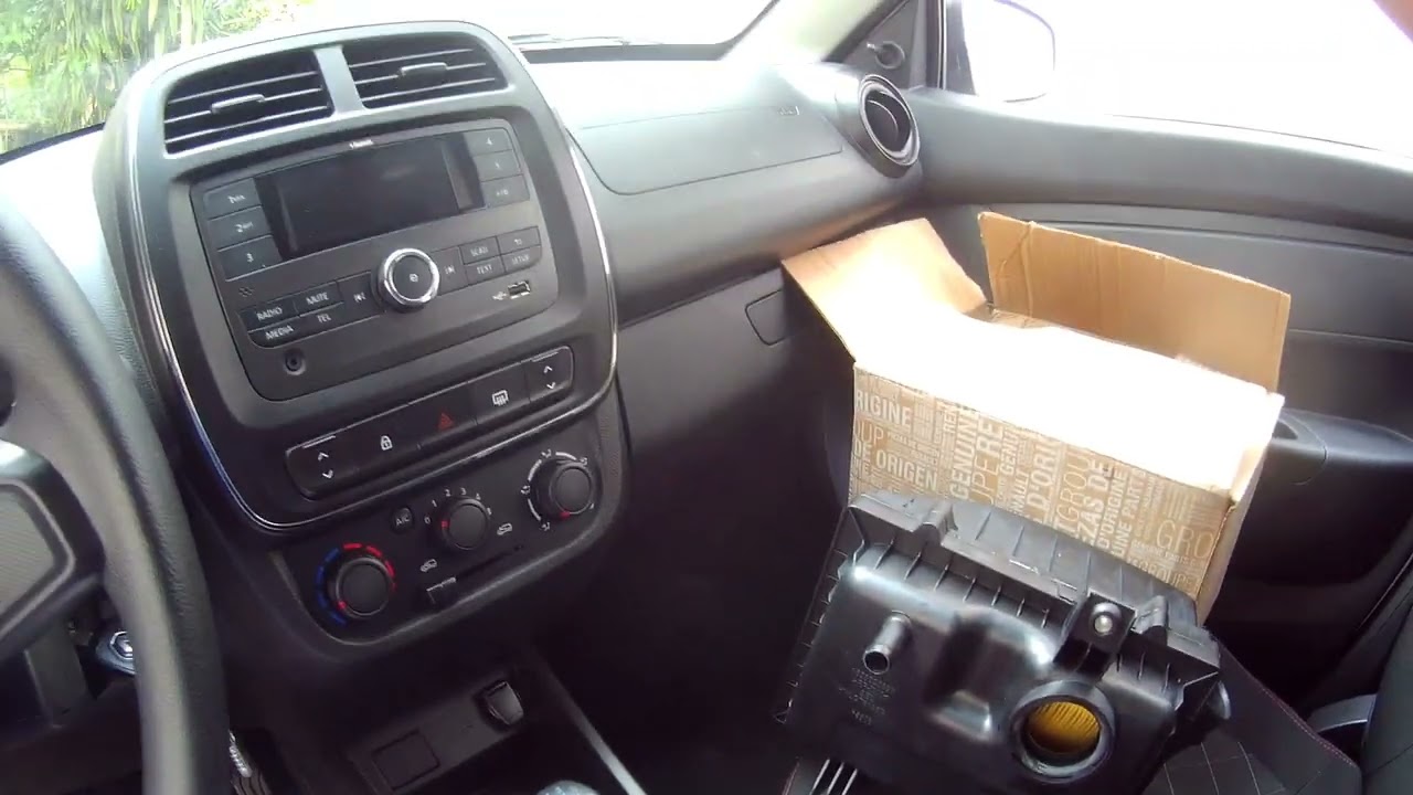 Troca da caixa do filtro de ar do motor no Renault Kwid 2022.