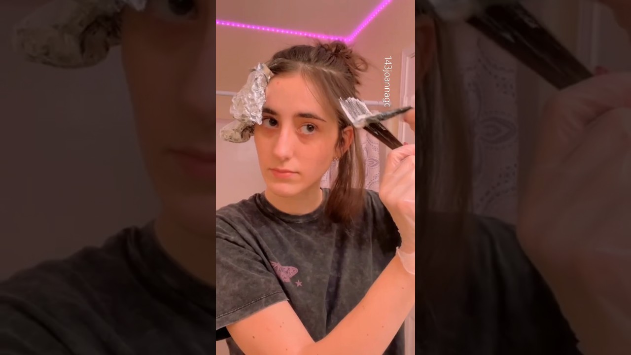 My first time bleaching my hair 😱 #hairbleach#diy#moneypiece