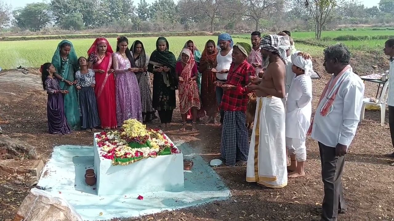 చుట్టు పొలాల మధ్యన ఎంతో  ఆనందంగా పండుగ చేసుకుంటున్నా...