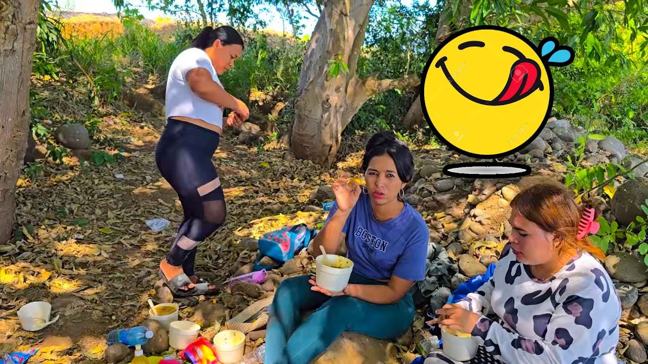 Llego la hora de disfrutar la rica sopa de caracoles.