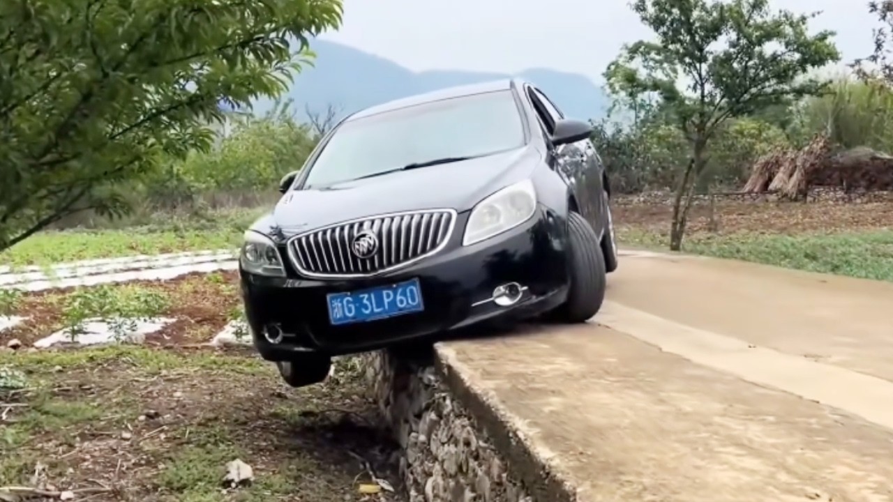 Car Overturns And Falls Onto Embankment; Old Machine Manages To Save Itself.