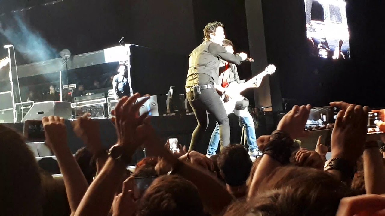 Garoto de 13 anos toca com Green Day em Curitiba - Brazil