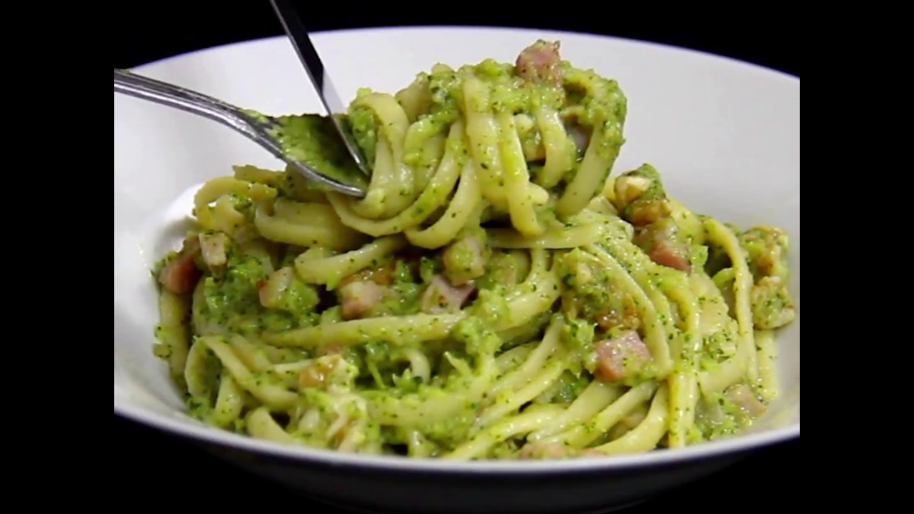 Linguine con crema di broccoli, noci e pancetta.