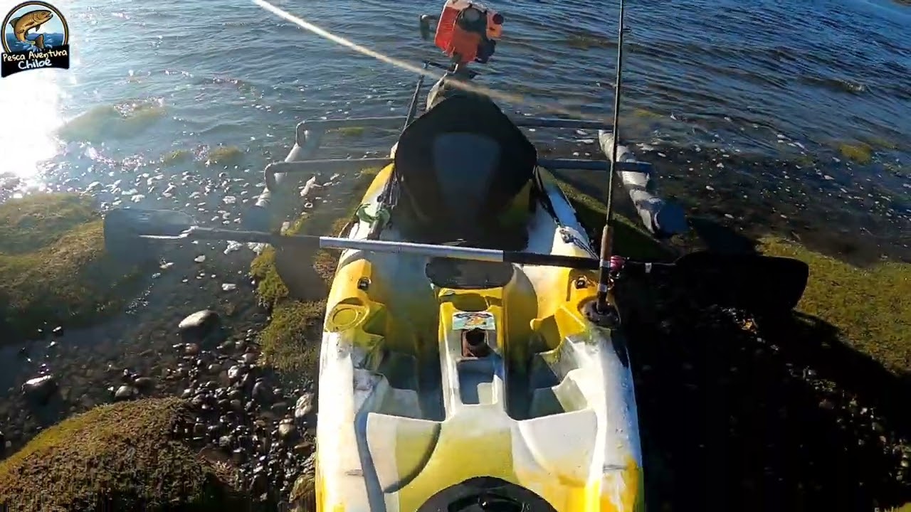 Navegando en rio con kayak a motor fuera de borda de 3.5 HP..proyecto casi terminado para la pesca