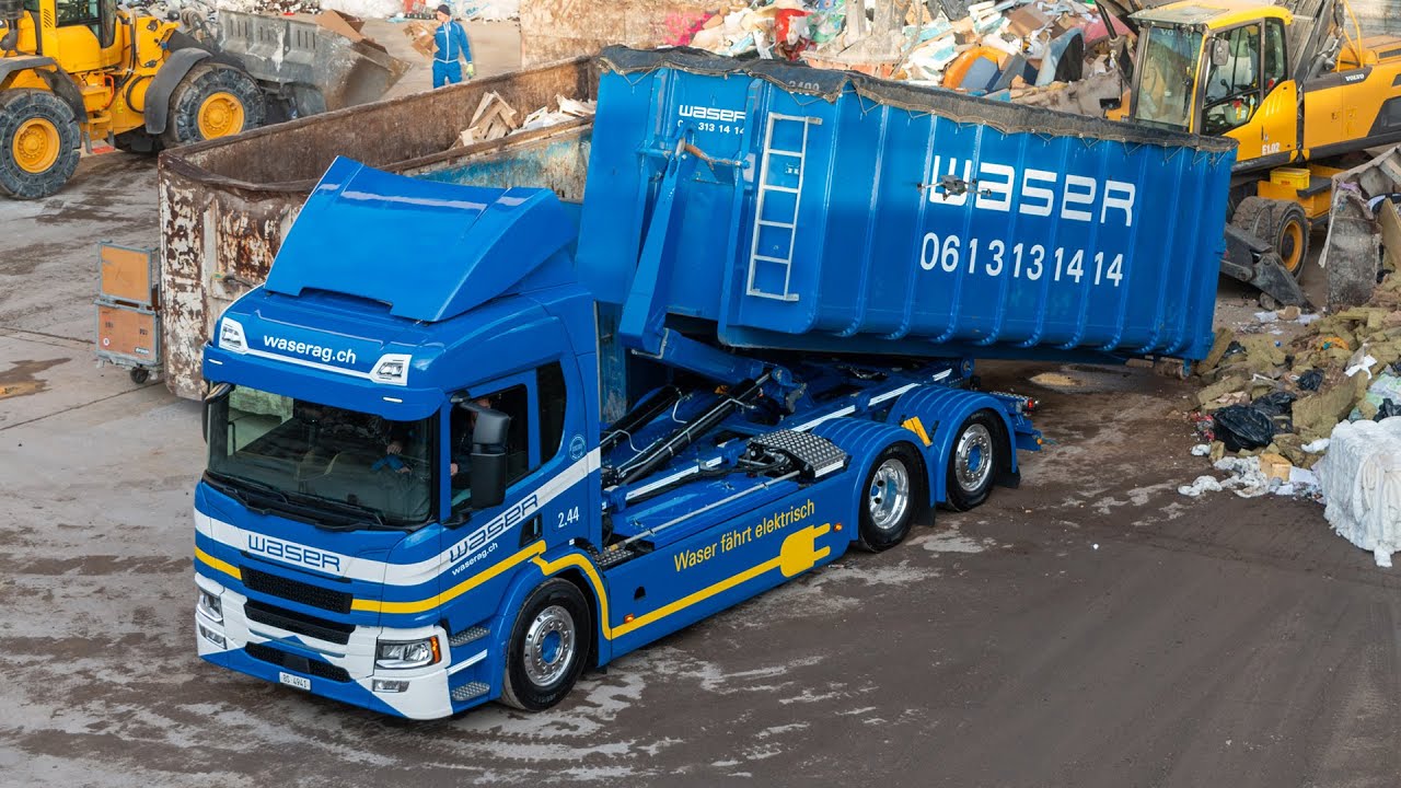 Der erste vollelektrische Scania Abrollkipper für die Waser AG in Birsfelden