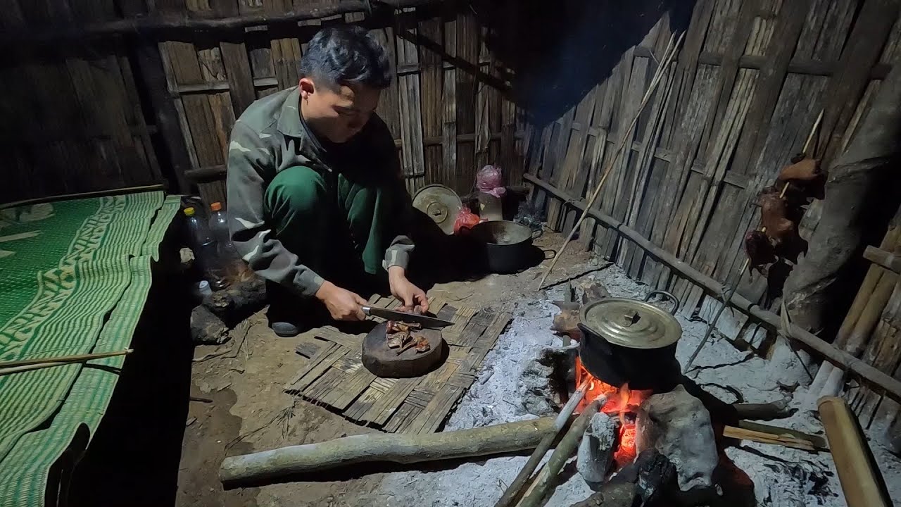 Thử thách một mình trong rừng đêm hoang dã, cuộc sống tự nhiên