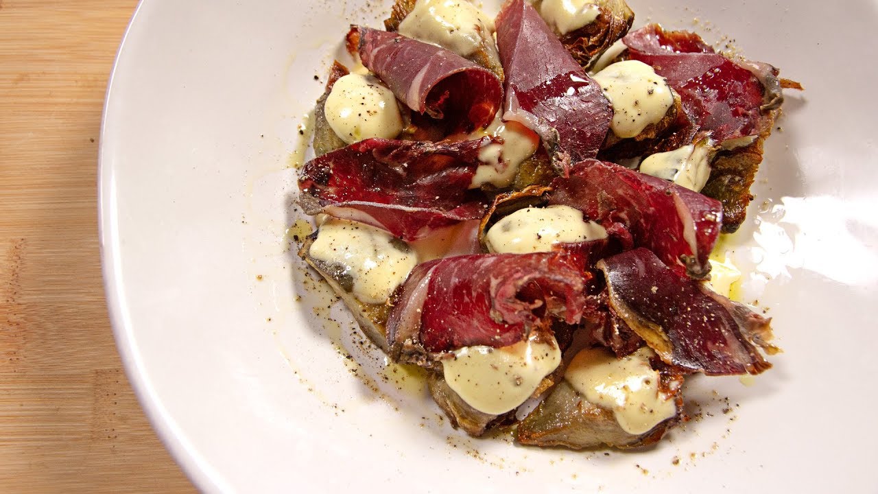Carxofes confitades amb cecina i salsa de carxofa