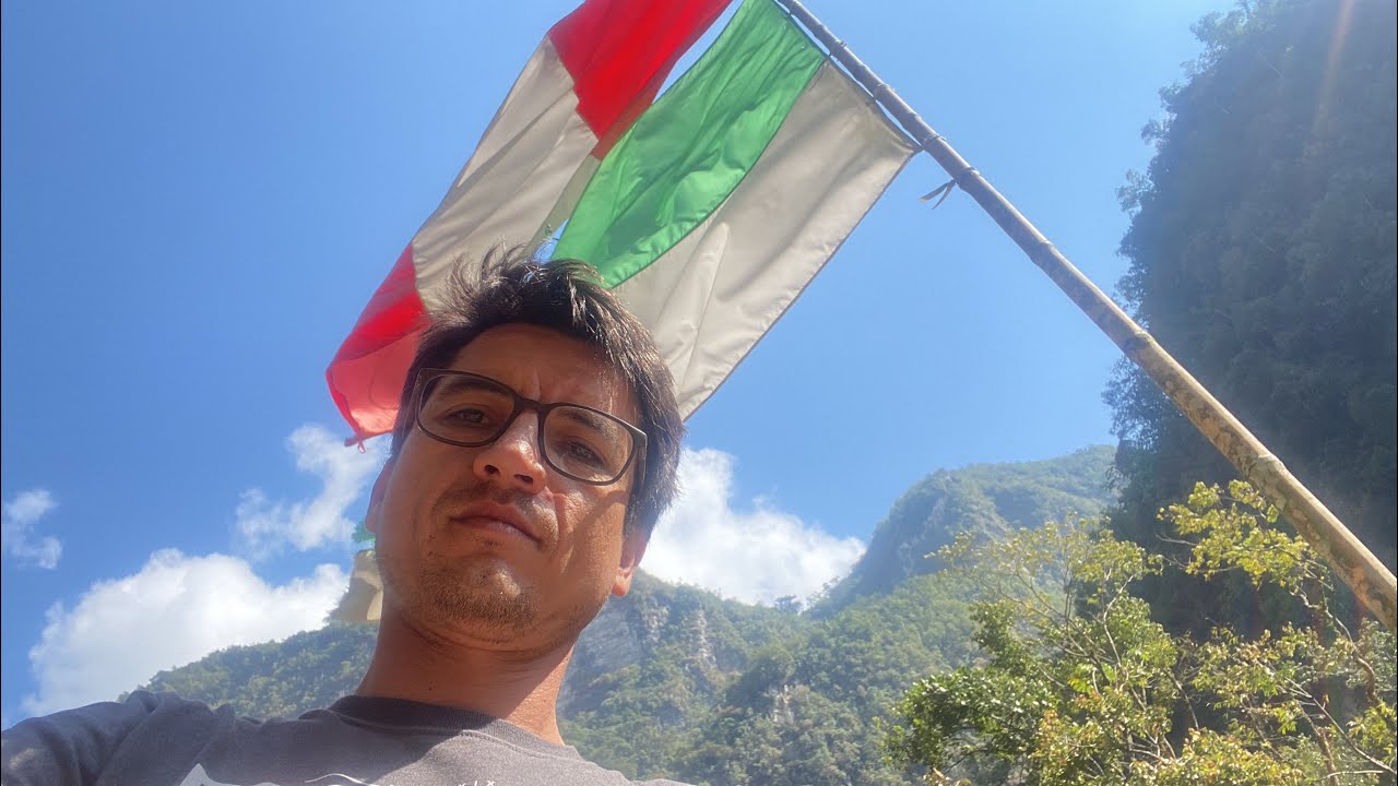 Feliz fiestas ! Perú 🇵🇪 Hicimos un viaje con el remolque a Pozuzo, vistamos un sendero antiguo !