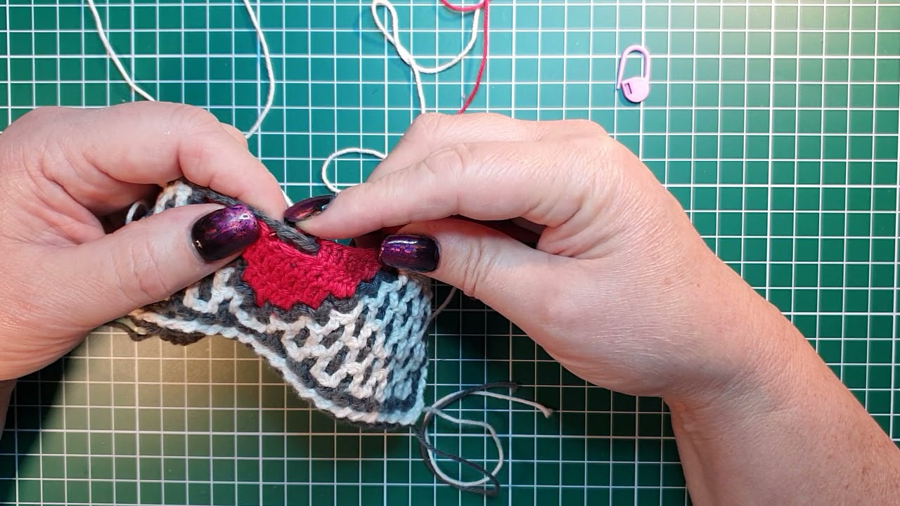 Interlocking filet crochet, colour changing tutorial row method 2: 7B
