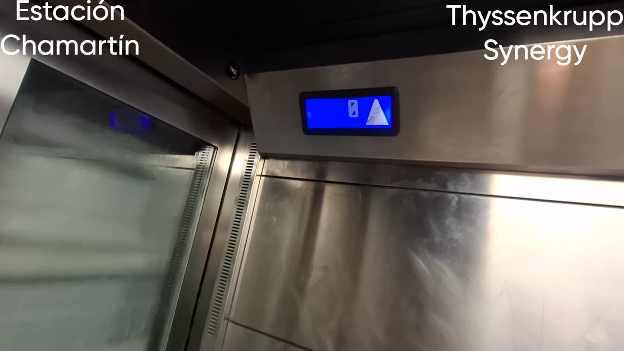 ¡horrible estado! (2ª grab) Ascensor thyssenkrupp synergy eléctrico MRL en la estación de Chamartín