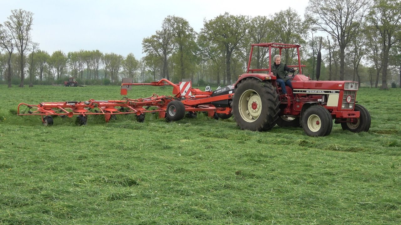 Gras schudden met IHC 744 en getrokken Kuhn GF 10802 T GII schudder (2022)
