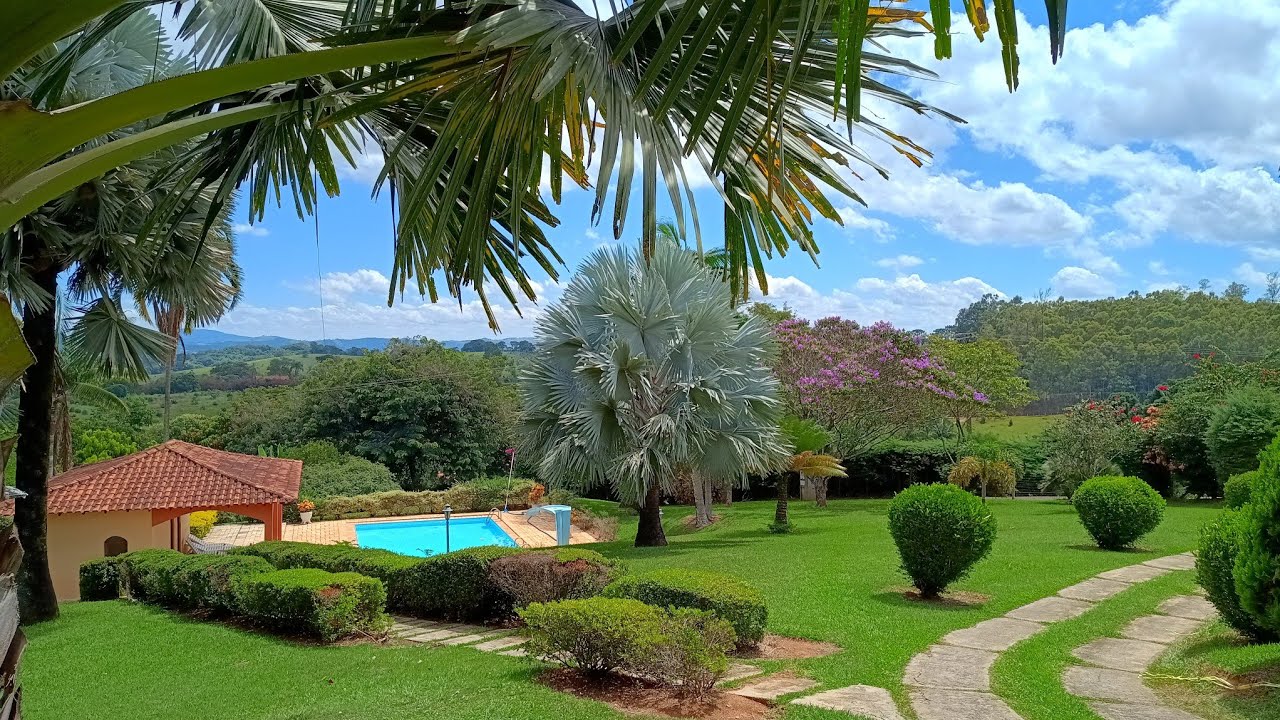 LINDA CHÁCARA COM MARAVILHOSO JARDIM LINDA VISTA PARA AS MONTANHAS E POMAR REPLETO DE FRUTAS