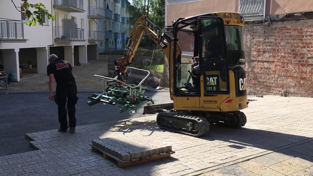 JRS Erdbau - Pflasterung mit Hunklinger P01-2 an CAT 301.6