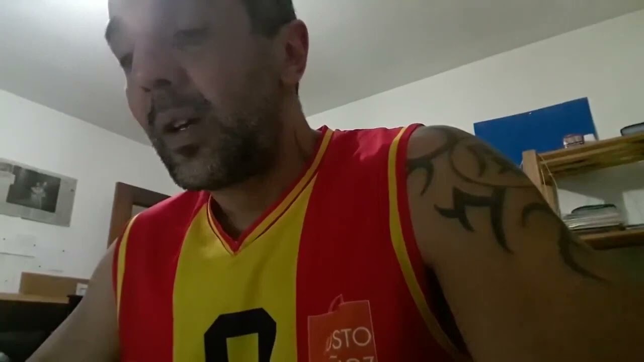 Miguel Delibes en Señora de rojo sobre fondo gris