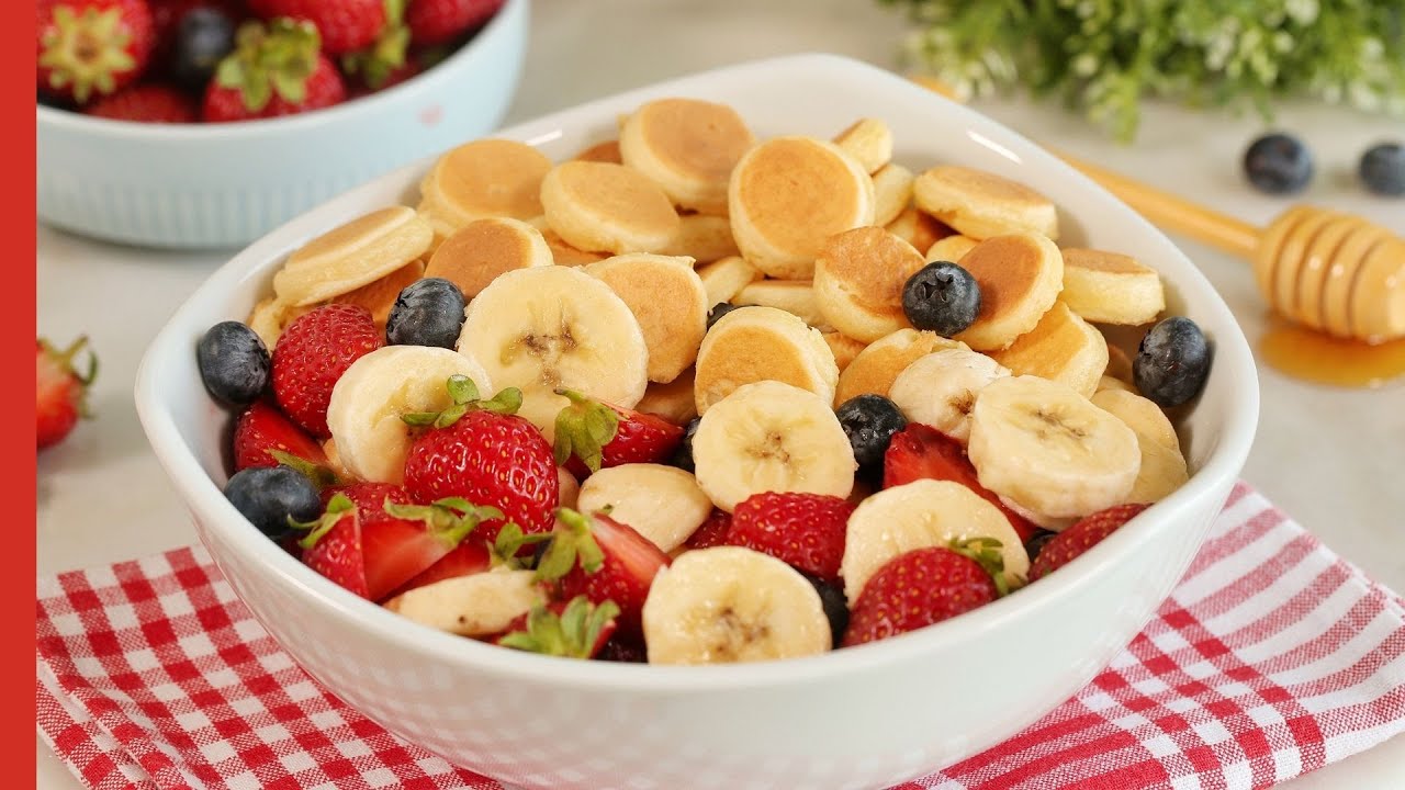 Łatwy przepis na mini naleśniki | Jak zrobić płatki naleśnikowe 🥞🥣