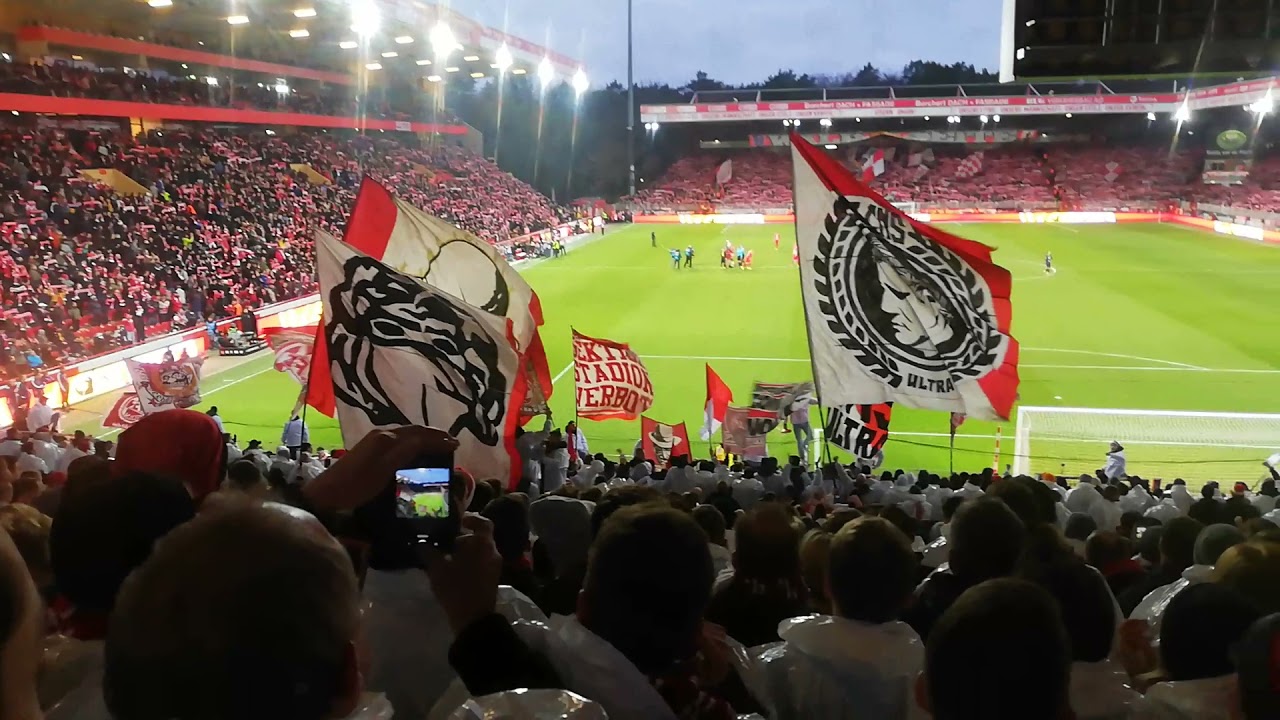 FC K&ouml;ln Fans vor dem Spiel bei Union Berlin. Blick aus dem G&auml;steblock