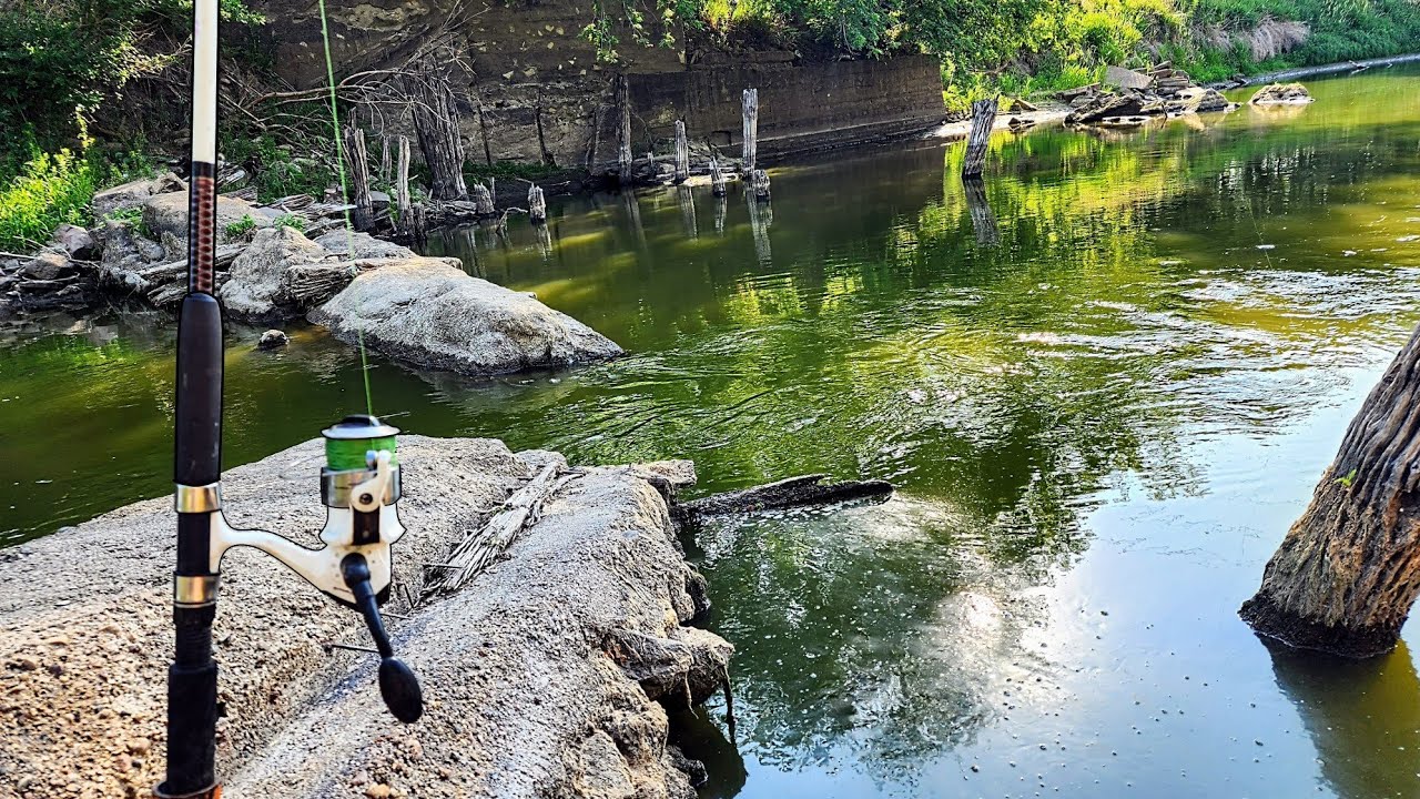 Drought Fishing a BROKEN ROCK DAM!! (Live bait)