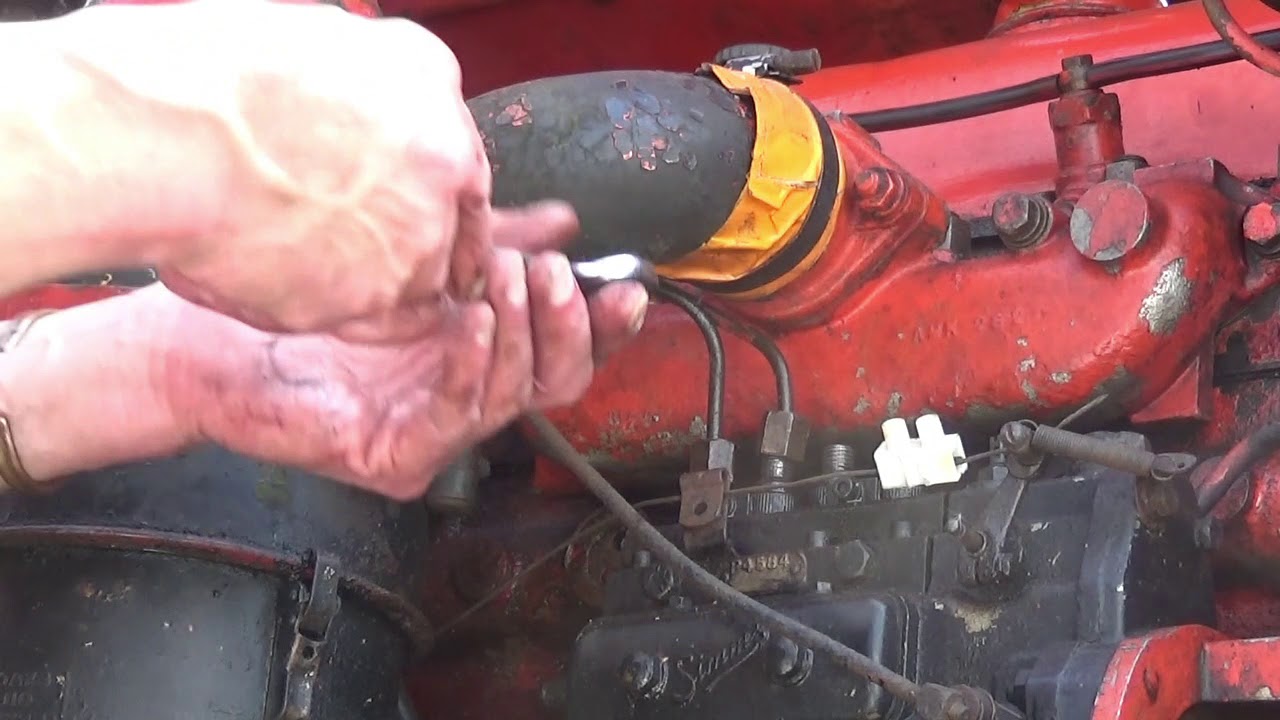 Removing the Injectors for Service 1953 DM4 Nuffield