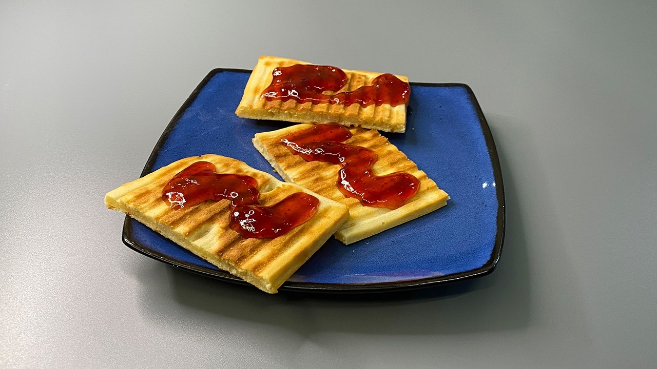 Домашние вафли с клубничным джемом от 8-летней Ани 🍓