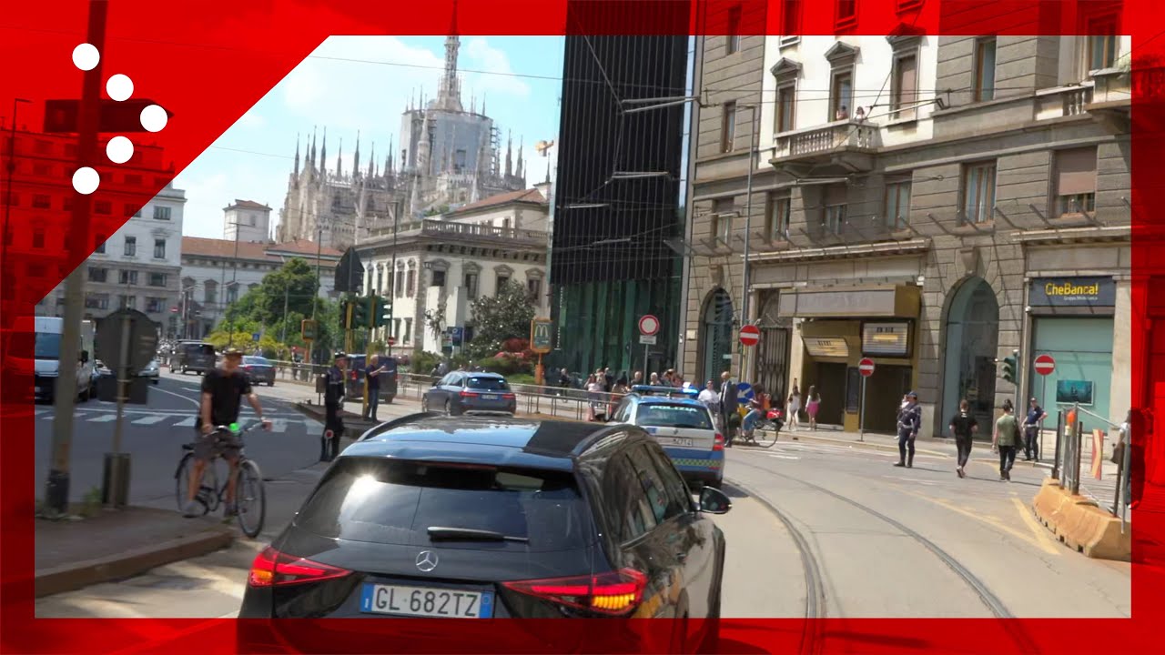 Il corteo funebre di Silvio Berlusconi salutato dalla gente a Milano, arriva in Piazza Fontana