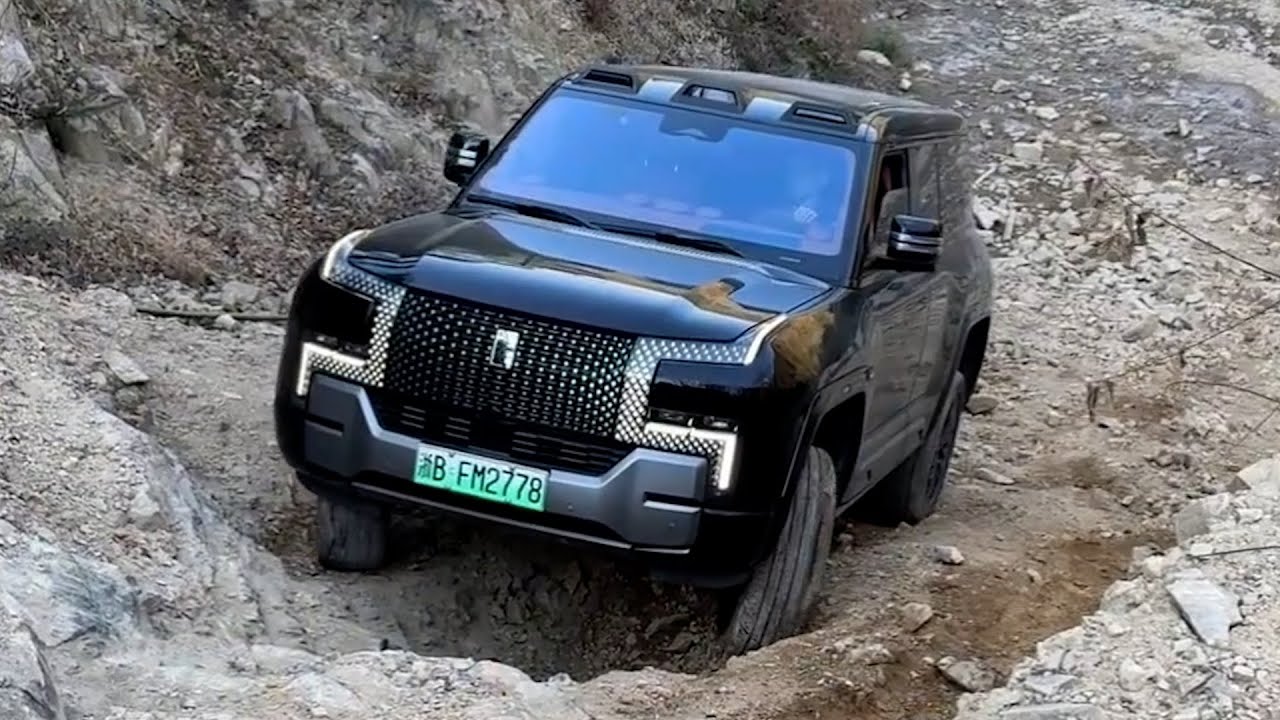 BYD Yangwang U8 showcases its hill-climbing off-road performance in violent mode