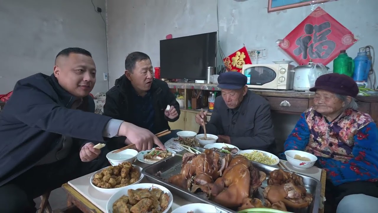 和姐夫回老家，地锅炖猪头猪蹄子，和父母围桌吃饭，满院飘香 #农村美食 #美的带你嗨逛山东 #全心全意小天鹅在山东