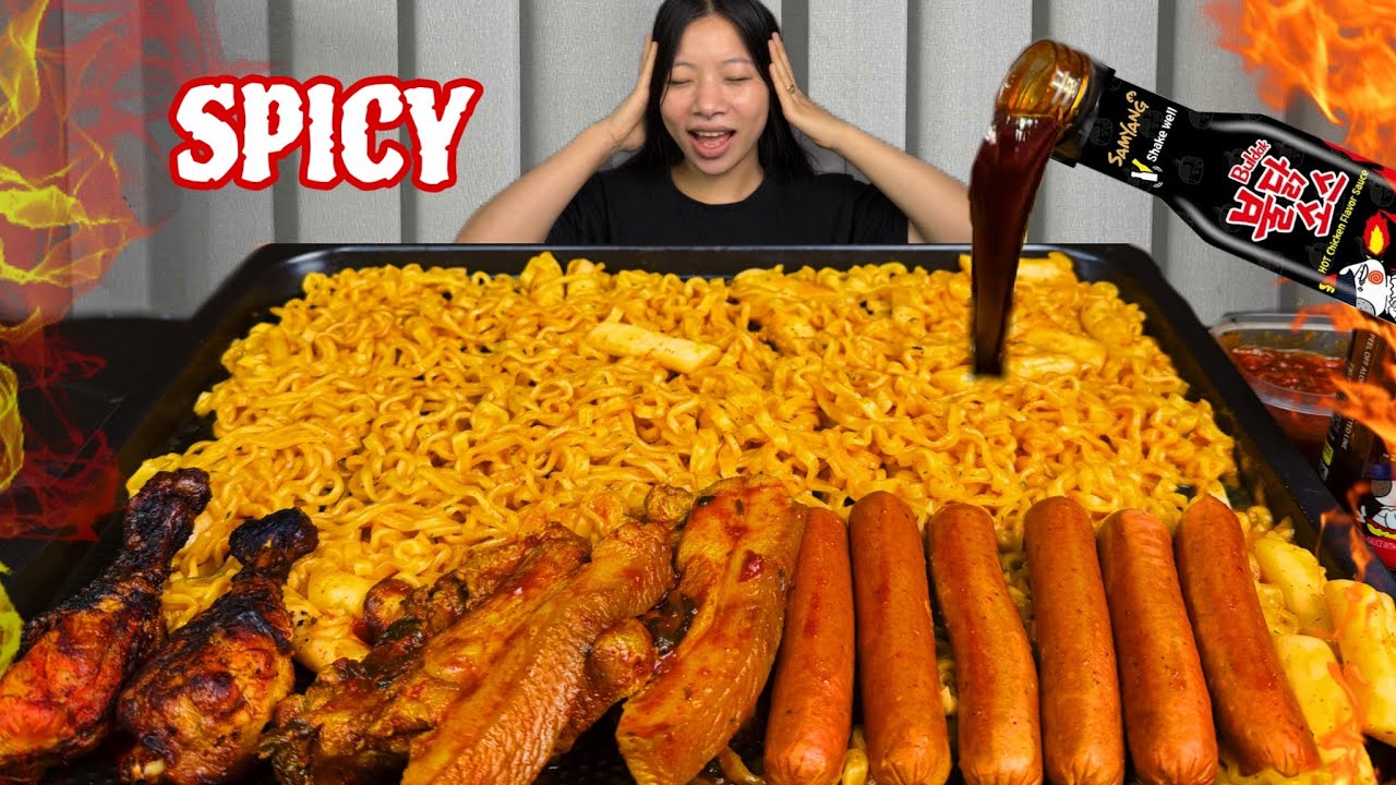 ОСТРАЯ ЖИРНАЯ СВИНИНА, ЛАПША, КОЛБАСА И КУРИЦА БАРБЕКЮ #mukbang #yanieats
