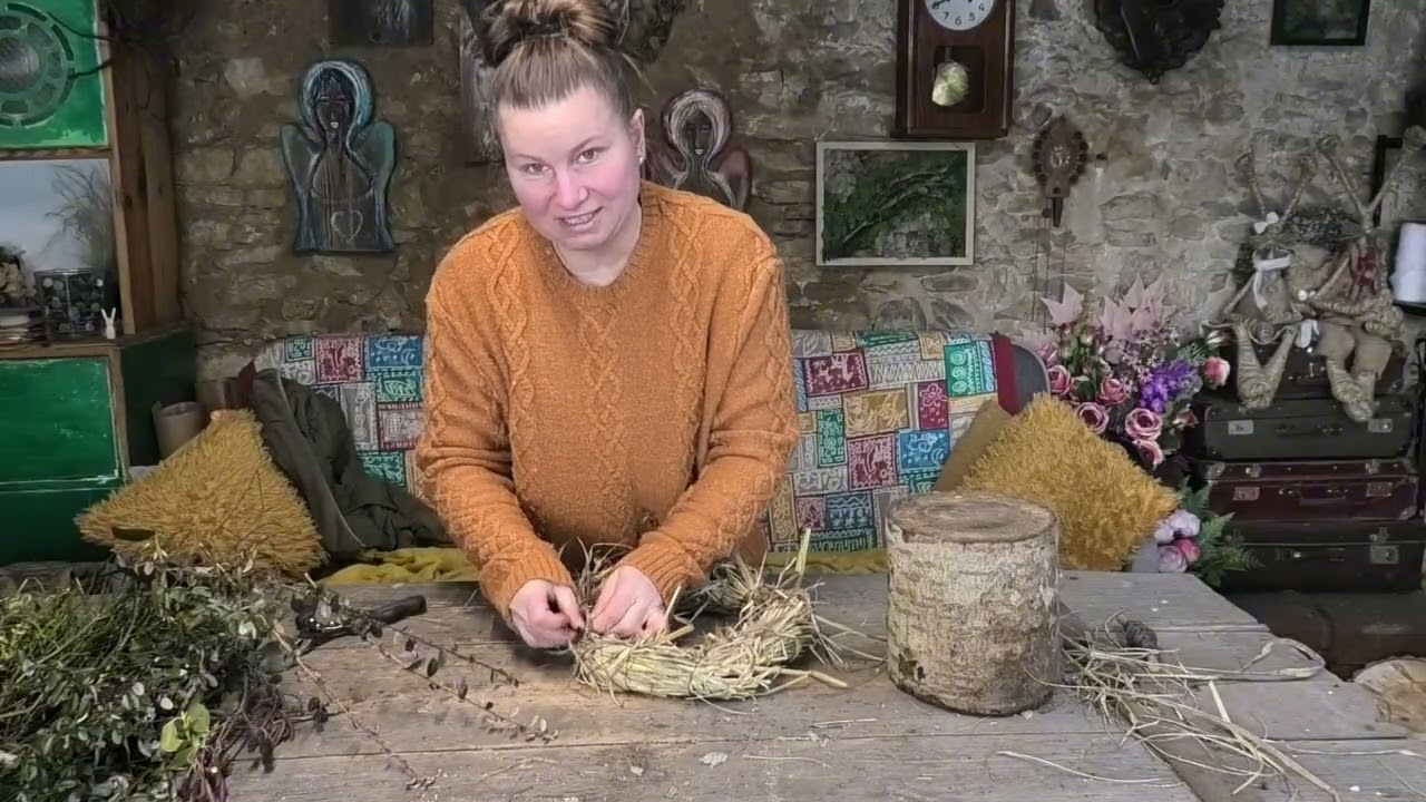 Trochę trawy i gałęzi, pieniek, siano - Powstaje super dekoracja.
