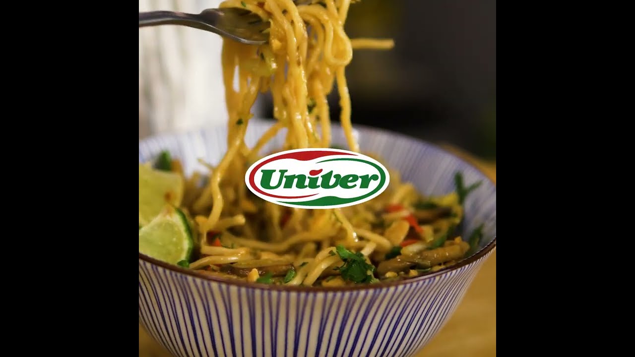 Tăiței Chow Mein cu pui și legume