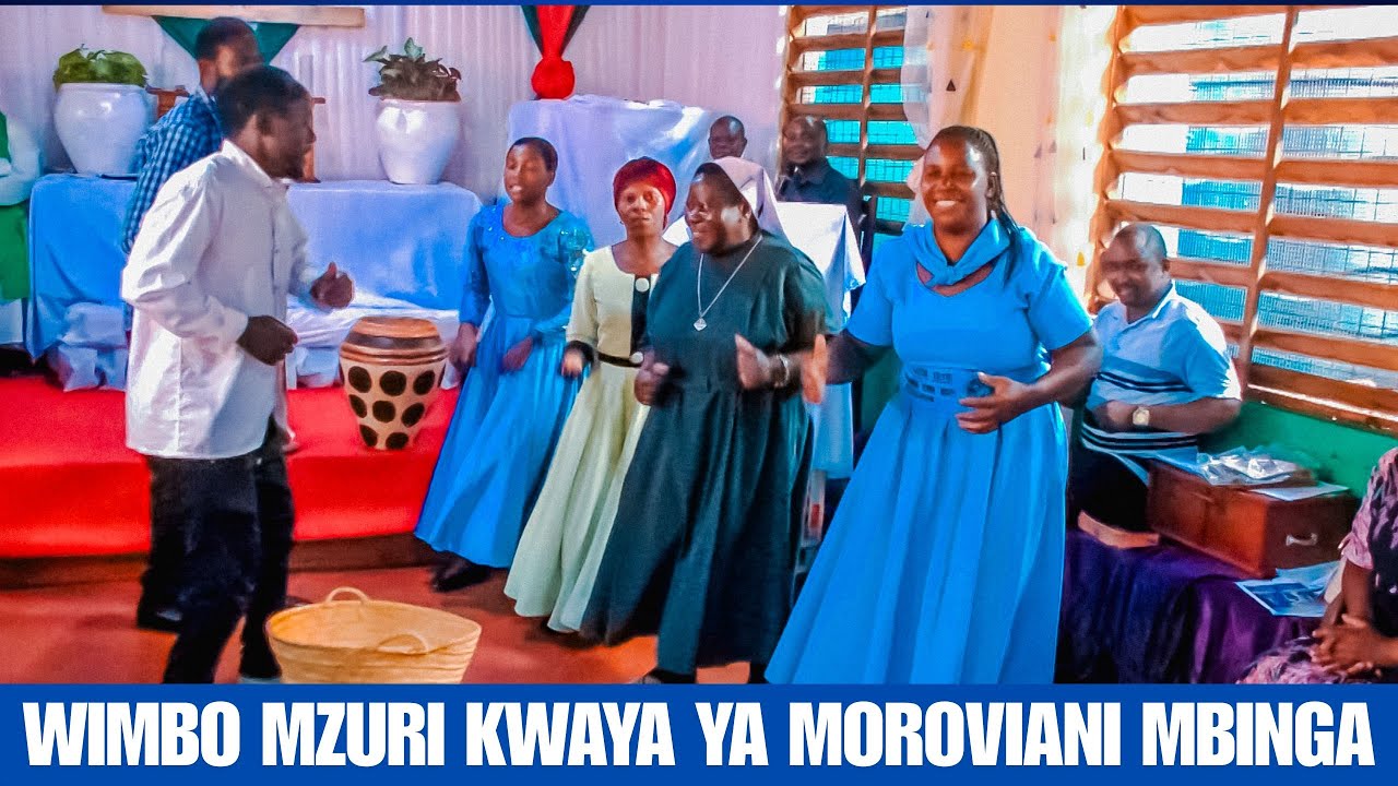 TAZAMA KWAYA YA MOROVIANI MBINGA WAKIIMBA KWENYE MKUSANYIKO WA UMOJA WA MAKANISA MBINGA.