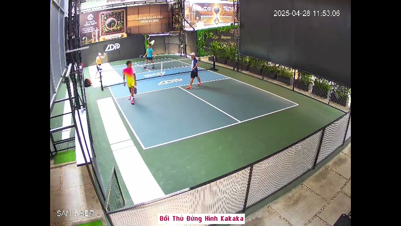 - Học Pickleball - Đối thủ đứng h&igrave;nh với pha ghi điểm đẹp mắt