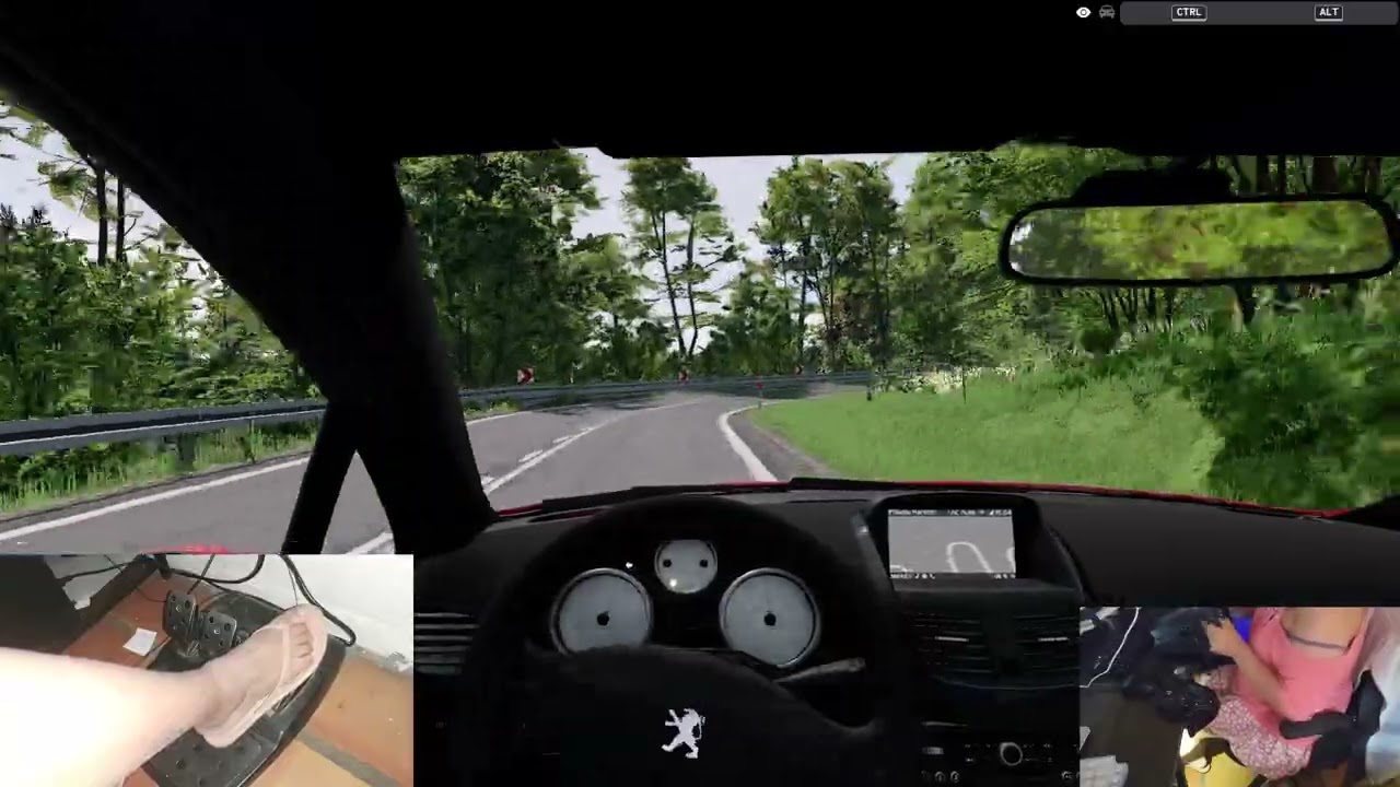 Женщина пытается завести машину 