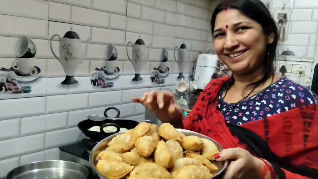 मेरे यहां जब भी बनता है यही गुजिया बनता है चलिए बनाते हैं और इसका सीक्रेट भी बताते हैं