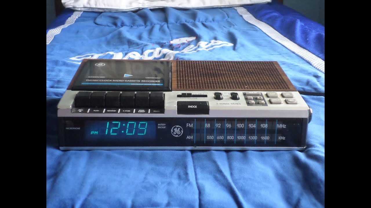 Vintage 1986 General Electric 7-4956B AM/FM Clock Radio Cassette Player