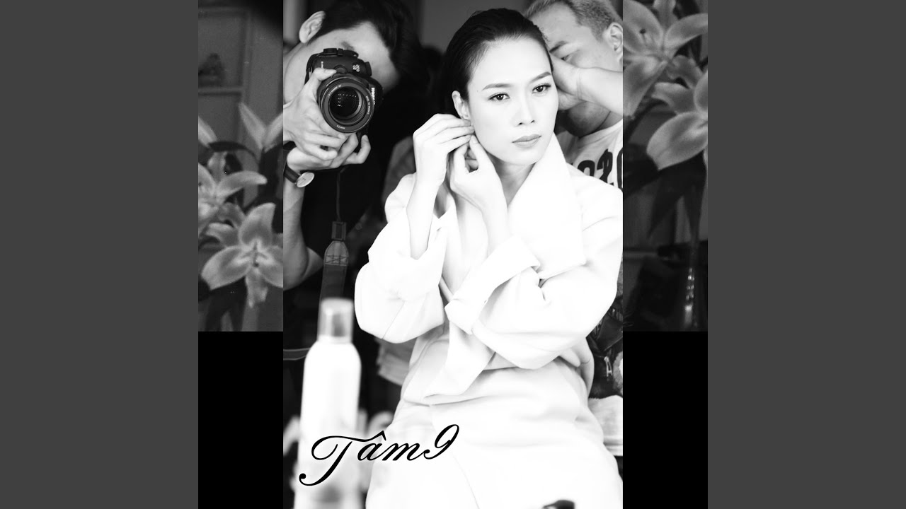 Cô Ấy Là Ai