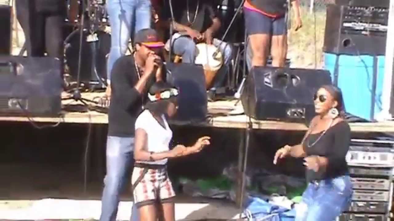 Aya i su Grupo na dia di Banda Ariba