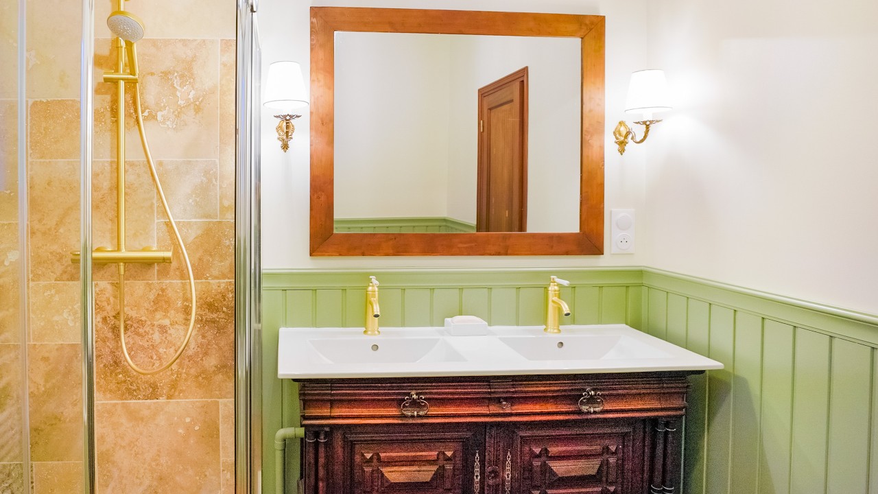 Fin de la rénovation : meuble lavabo vintage, moulures et lumières ✨