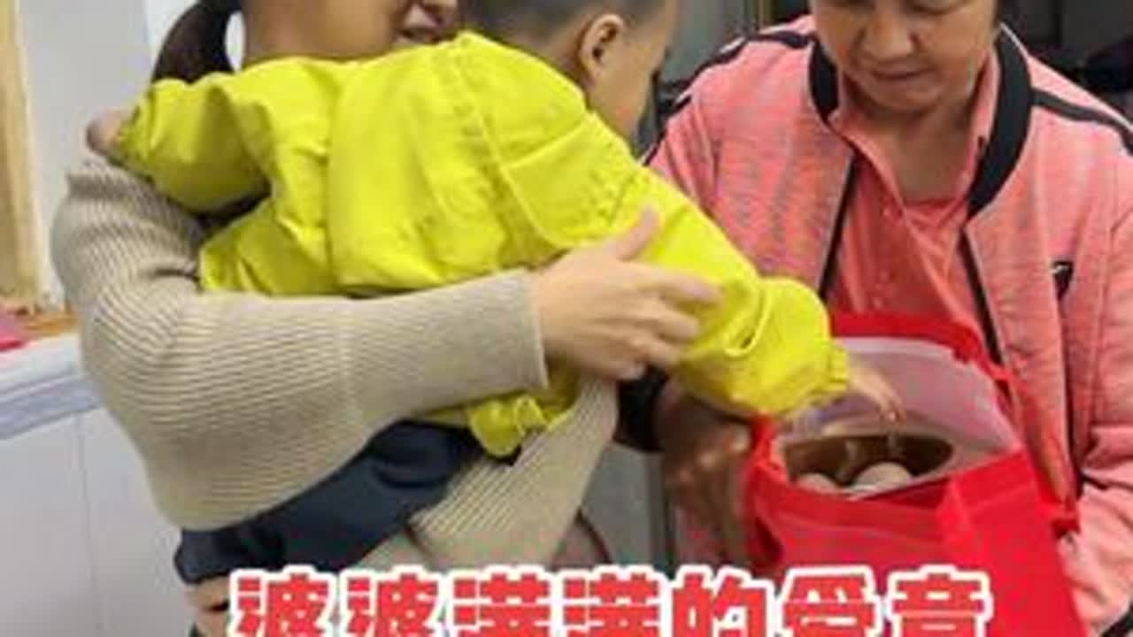 小孩开学回县城了，婆婆把东西塞满后备箱，恨不得把家里的都掏空 #这就是农村的生活 #婆媳关系 #亲子互动 #为了生活都不容易