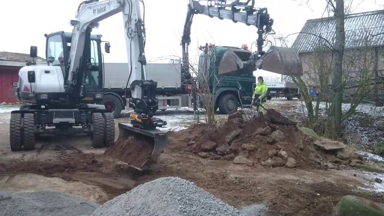 Bobcat E57W- Hilarious!