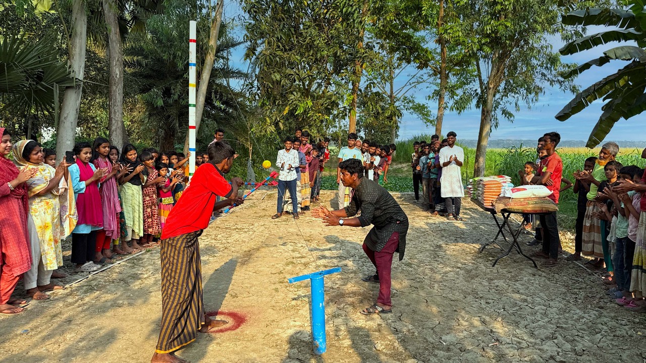 গড়িয়ে আসা বল সাঁড়াশি দিয়ে ধরার আজব আর কঠিন চ্যালেঞ্জ—জিততেই নাচ আর হুল্লোড়ে মুখোরিত পুরো এলাকা !