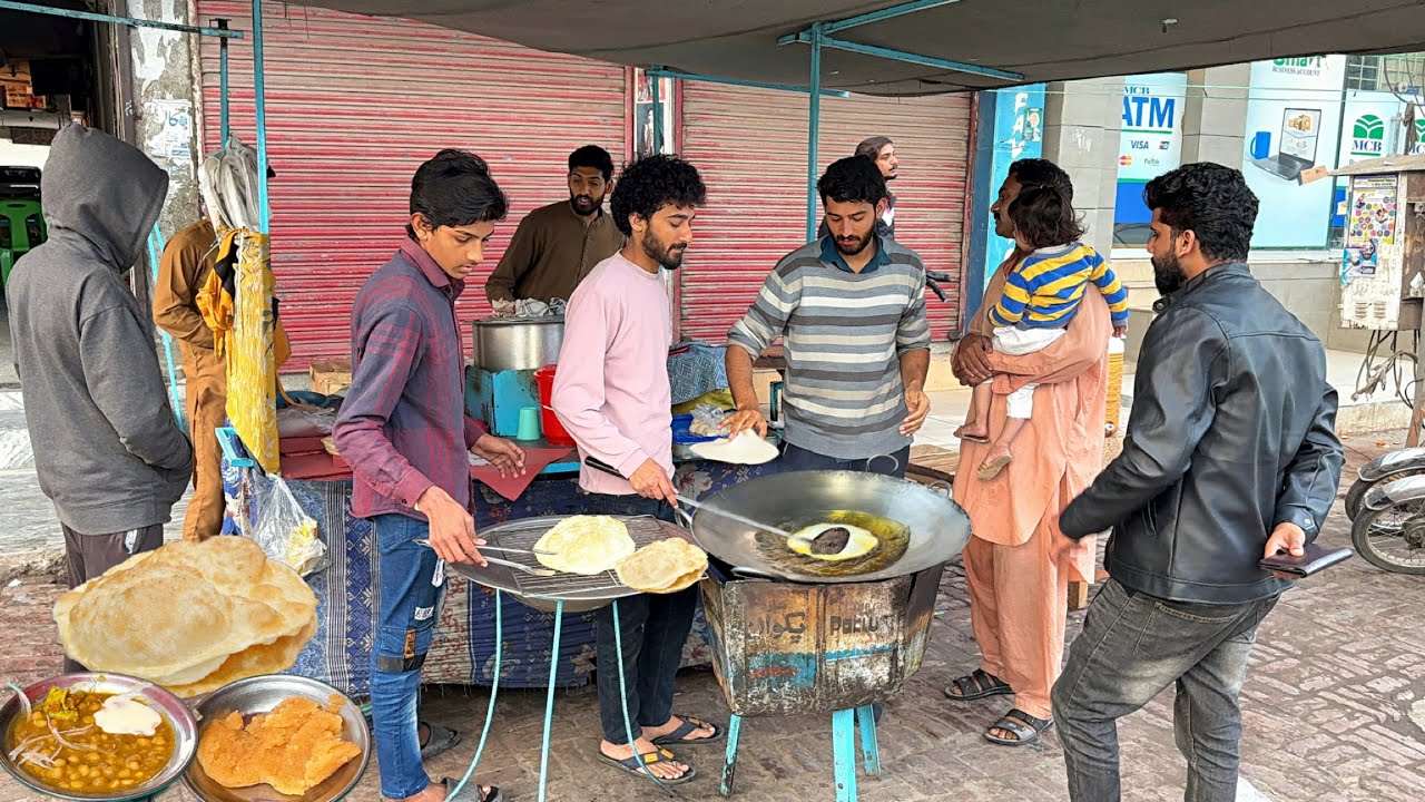 60/- Rs THE MOST COMMONLY EATEN BREAKFAST IN PAKISTAN 😍 AL MAJEED HALWA CHOLE PURI - STREET FOOD PK