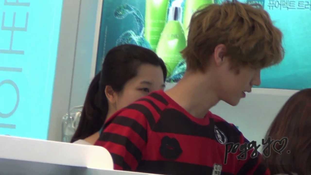 121001 Luhan shopping time at Incheon Airport