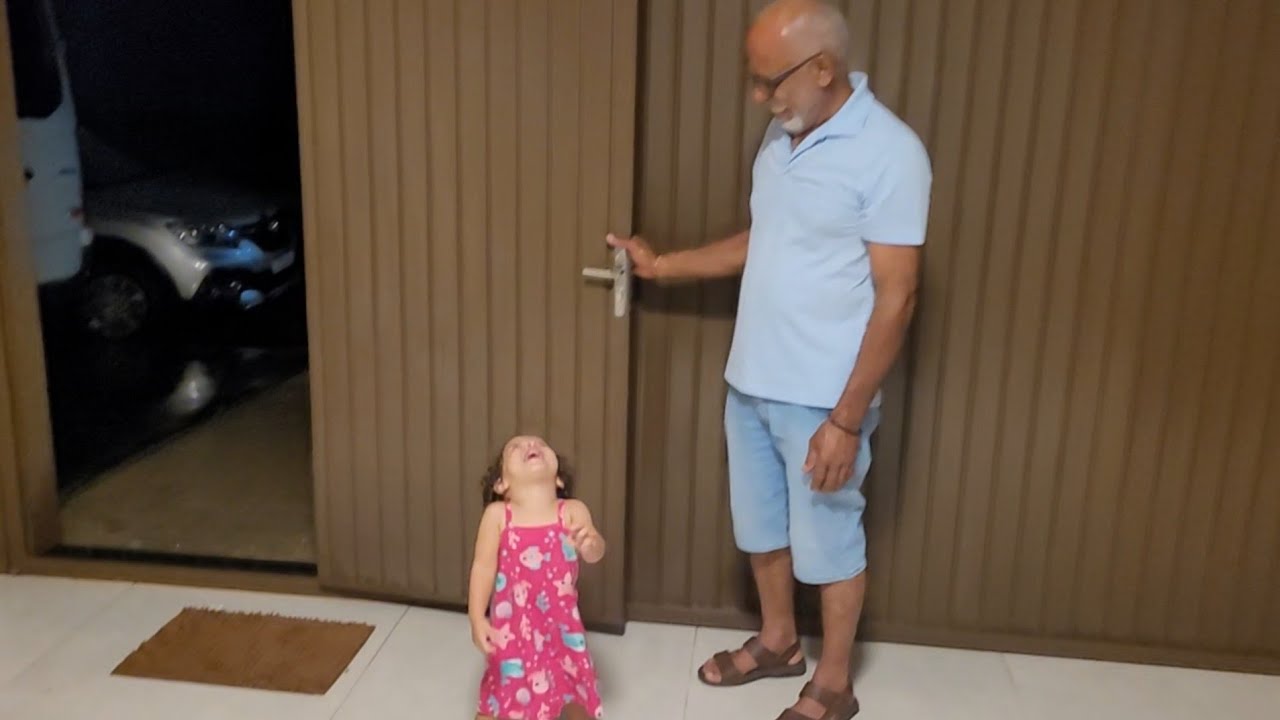Bricando no portão com o vovô Lotero