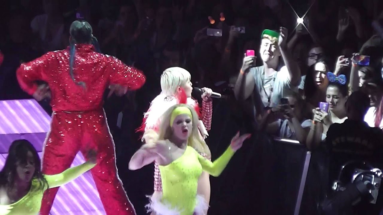 Miley Cyrus - SMS and 4X4 - Bangerz Tour Barcelona HD