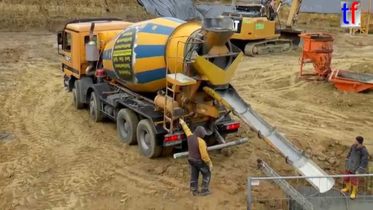 Betonieren mit Mercedes-Benz Actros Fahrmischer, Backnang, Germany, 2014.