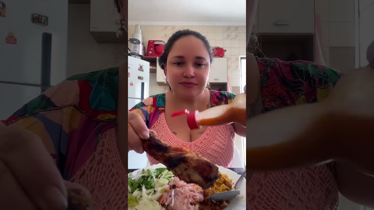#COMENDOMUITO : FIZ UM ALMO&Ccedil;O NA CASA DE MAINHA ( Bai&atilde;o de Dois Simples, Frango Assado e Salada)