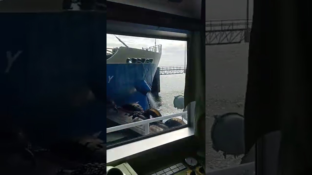 assisting LPG tanker vessel for docking(2)
