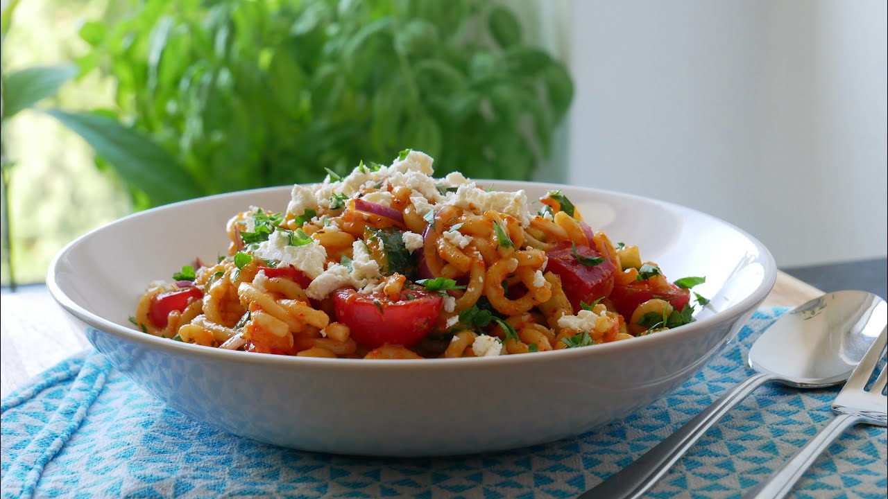 Schneller Nudelsalat mit Feta & Gemüse (Rezept) || Pasta Salad with Veggies & Feta || [ENG SUBS]
