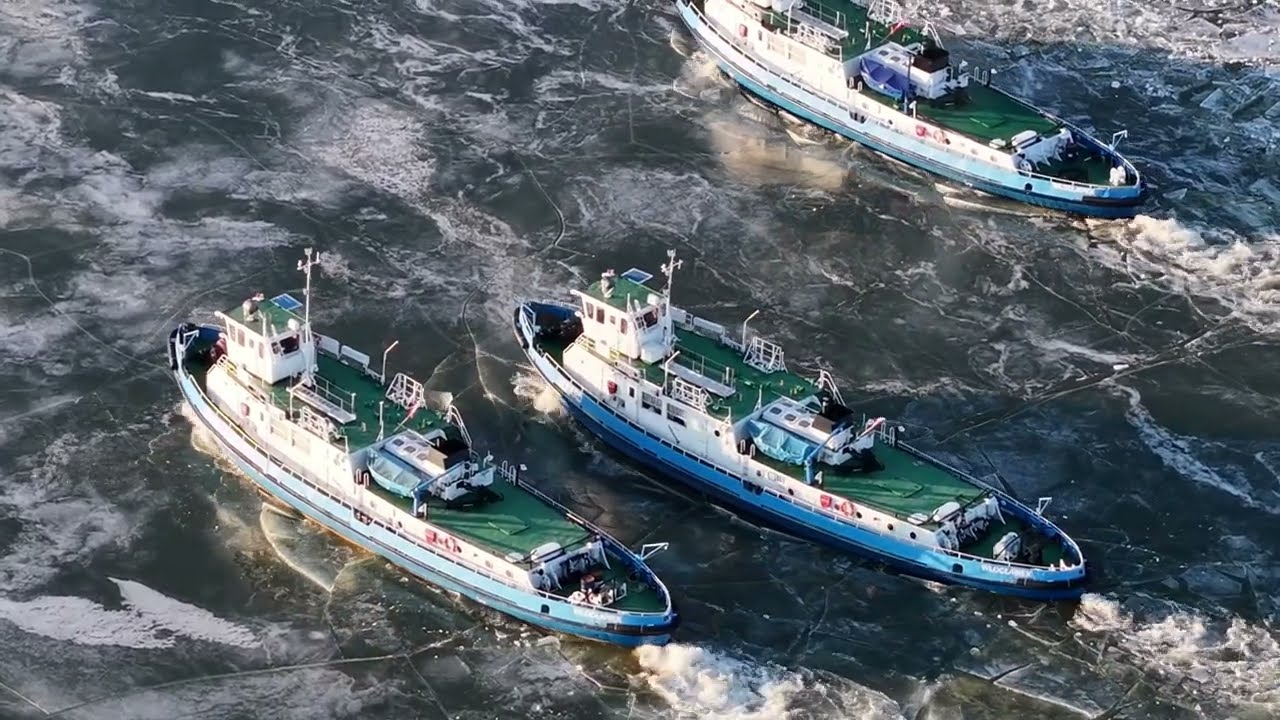 Lodołamacze kruszą pokrywę lodową na Zbiorniku Włocławskim.
