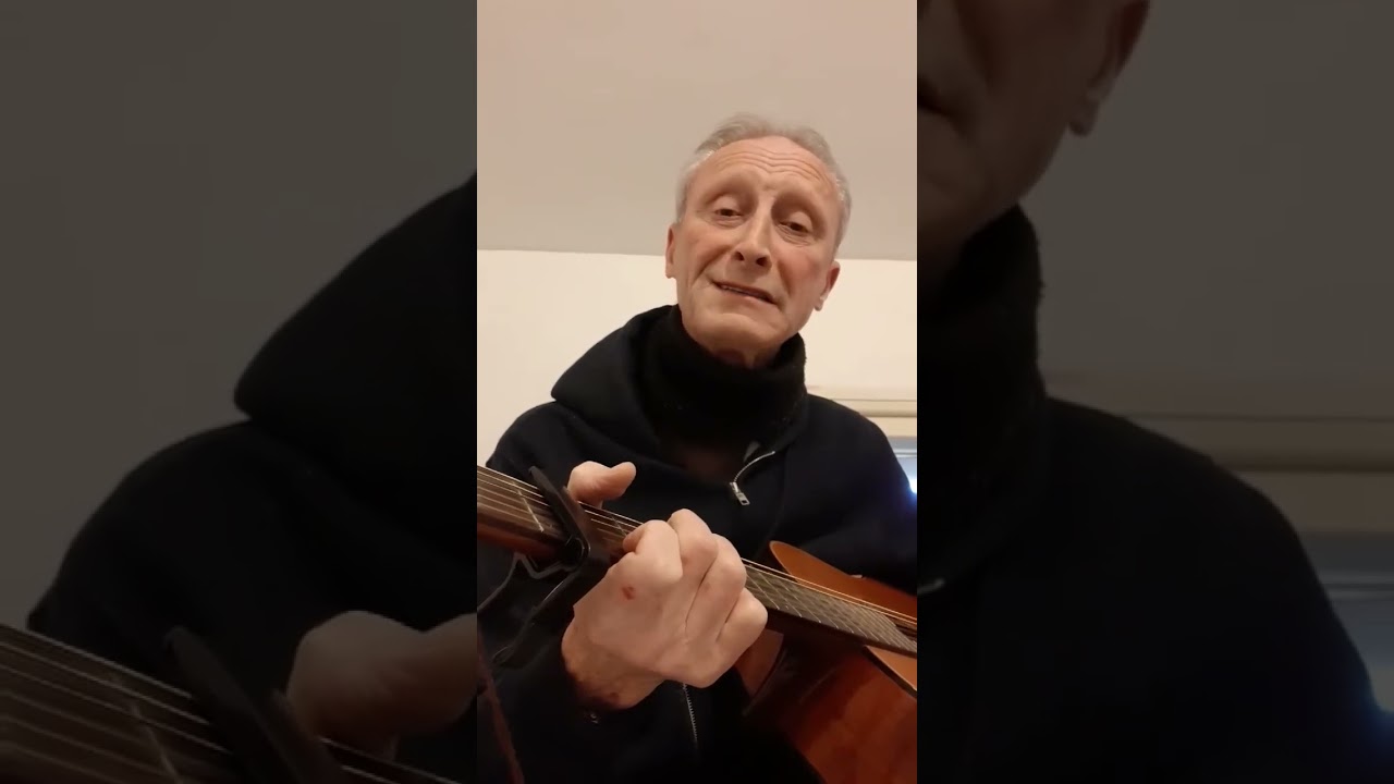 בועז לביא שר ומנגן .מי כמוני אל ביתי מיק שלי.